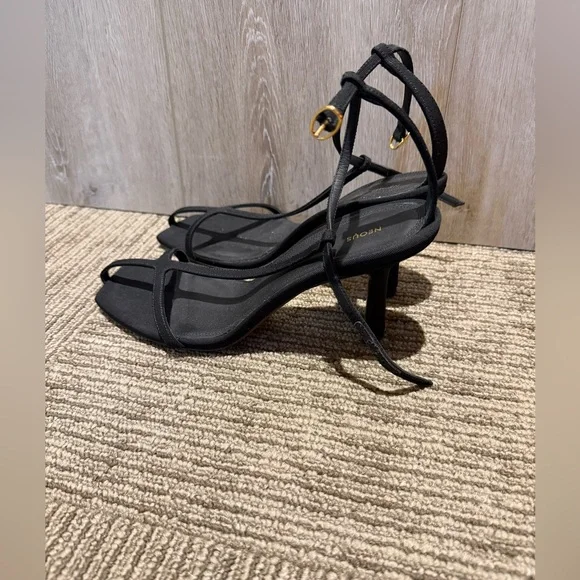 Neous Heels - Picture 2 of 3